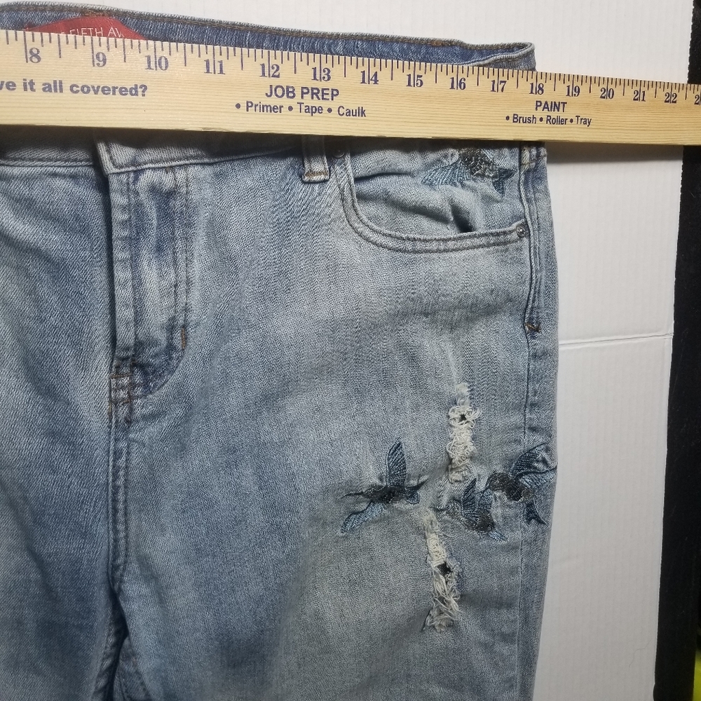 SAKS FIFTH AVENUE WOMEN'S RELAXED CROP DISTRESSED HUMMINGBIRD JEANS SIZE 31 - Picture 9 of 16